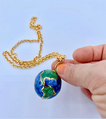 Picture of ceramic globe, third firing gold on ceramic, 18 K,